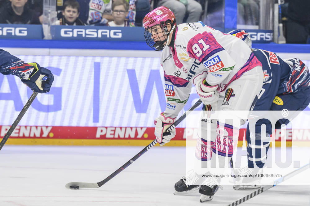 Pictured, from left: Tobias Krestan of Eisbären Berlin 91, on the attack, GER, Berlin, ice hockey, DEL 1, Eisbären Berlin vs. EHC Red Bull Munich, at the Uber Arena, October 16, 2026,