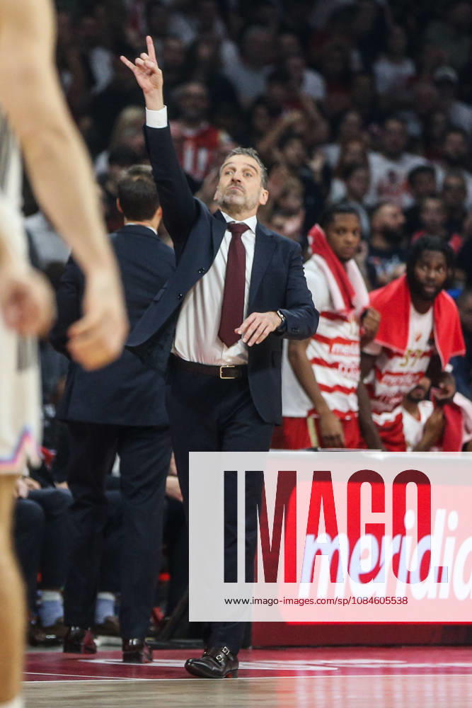 Crvena Zvezda v Paris - EuroLeague BELGRADE, SERBIA - OCTOBER 16: Head coach Ibon Navarro of Crvena Zvezda gives tactical instructions to his players during the Basketball EuroLeague Round 6 match between Crvena Zvezda and Paris at Belgrade Arena in Belgrade, Serbia on October 16, 2026. Filip Stevanovic Anadolu Belgrade Serbia. Editorial use only. Please get in touch for any other usage.