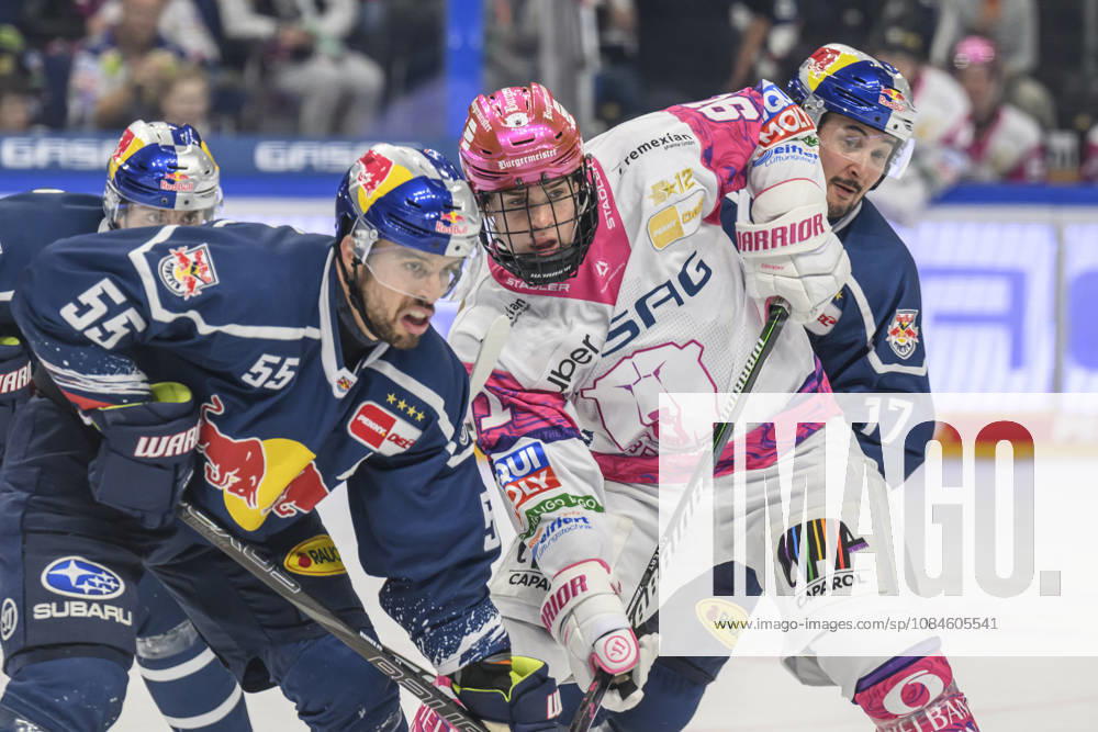 In the photo, from left: Fabio Wagner (EHC Red Bull Munich 55) at the faceoff, Tobias Krestan (Eisbären Berlin 91), Taro Hirose (EHC Red Bull Munich 17); battle, action, fight, battling for the puck, GER, Berlin, ice hockey, DEL 1, Eisbären Berlin vs. EHC Red Bull Munich, at the Uber Arena, October 16, 2026,