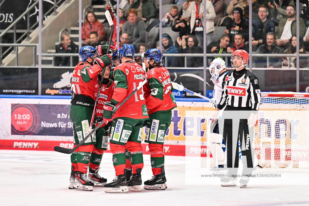 Penny DEL: Augsburger Panther vs. Adler Mannheim, October 16, 2026, AUGSBURG, GERMANY OCTOBER 16 The Panthers celebrate after Moritz ELIAS scores to make it 2–3. Augsburg Panthers 46 Goal Scorer Joy Happy during the Penny DEL match between the Augsburg Panthers and Adler Mannheim on Matchday 9 at Curt Frenzel Stadium