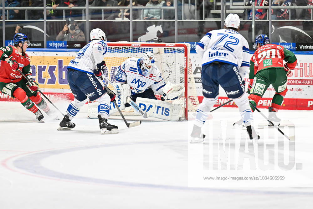 Penny DEL, Augsburger Panther vs. Adler Mannheim, October 16, 2026, AUGSBURG, GERMANY OCTOBER 16 Philipp KRAUß of the Augsburger Panther (No. 20) is stopped by Jake HILDEBRAND of the Adler Mannheim (No. 30) during this play in the Penny DEL match between the Augsburger Panther and the Adler Mannheim on Matchday 9 at Curt Frenzel Stadium
