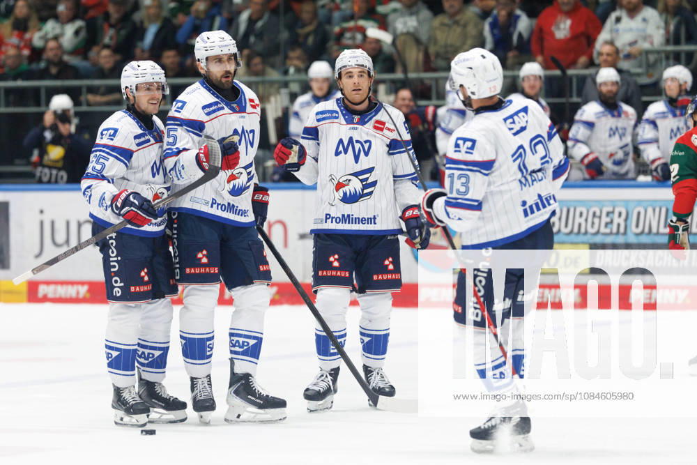 Team Adler Mannheim scores the 1-3 goal in the game between the Augsburger Panther and Adler Mannheim, ice hockey, men s, DEL, 2026–2027, Matchday 9 on October 16, 2026, in Augsburg, Curt Frenzel Stadium, Bavaria, Germany