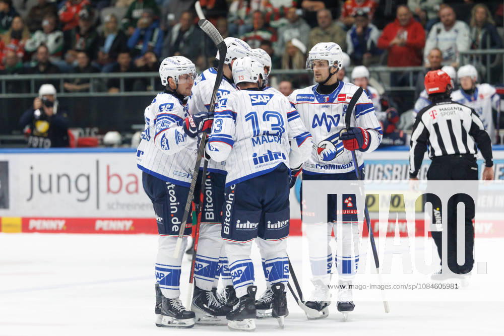 Team Adler Mannheim scores the 1-3 goal in the game between the Augsburger Panther and Adler Mannheim, ice hockey, men s, DEL, 2026–2027, Matchday 9 on October 16, 2026, in Augsburg, Curt Frenzel Stadium, Bavaria, Germany