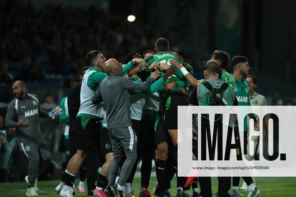 IPA89774076 - Domenico Berardi of Unione Sportiva Sassuolo Calcio scores the goal to tie the game at 1-1 during the 2026 2027 Serie A match between Frosinone Calcio and U.S. Sassuolo at Stadio Benito Stirpe in Frosinone, Italy.