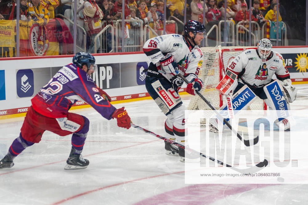 Erik Bradford (Düsseldorf EG, 22) tries to stop Moritz Wirth (EHC Freiburg, 55) from passing the puck. DEG vs. EHC Freiburg, Ice Hockey, DEL2, Matchday 9, 2026–2027 Season, October 16, 2026, DEG vs. EHC Freiburg, ice hockey, DEL2, Matchday 9, 2026–2027 season, October 16, 2026, Düsseldorf