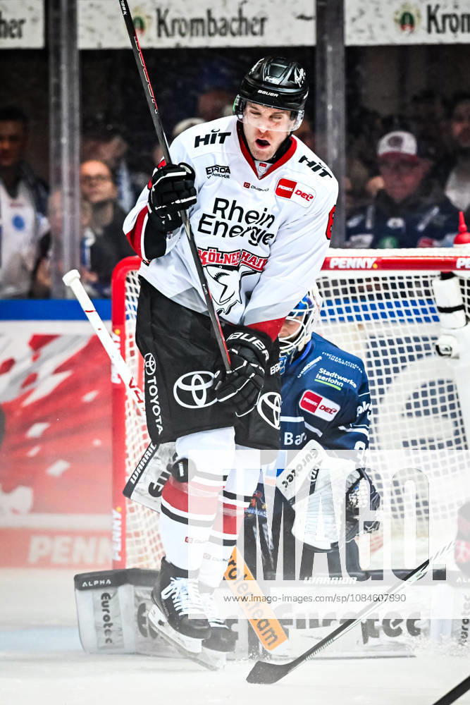 Valtreri Kemiläinen, Kölner Haie, 13; Hendrik Hane, Iserlohn Roosters, 32, GER, Iserlohn Roosters vs. Kölner Haie, Ice Hockey, Penny DEL, Matchday 9, 2026–2027 Season, October 16, 2026, GER, Iserlohn Roosters vs. Kölner Haie, Ice Hockey, Penny DEL, Matchday 9, 2026–2027 Season, October 16, 2026, Iserlohn