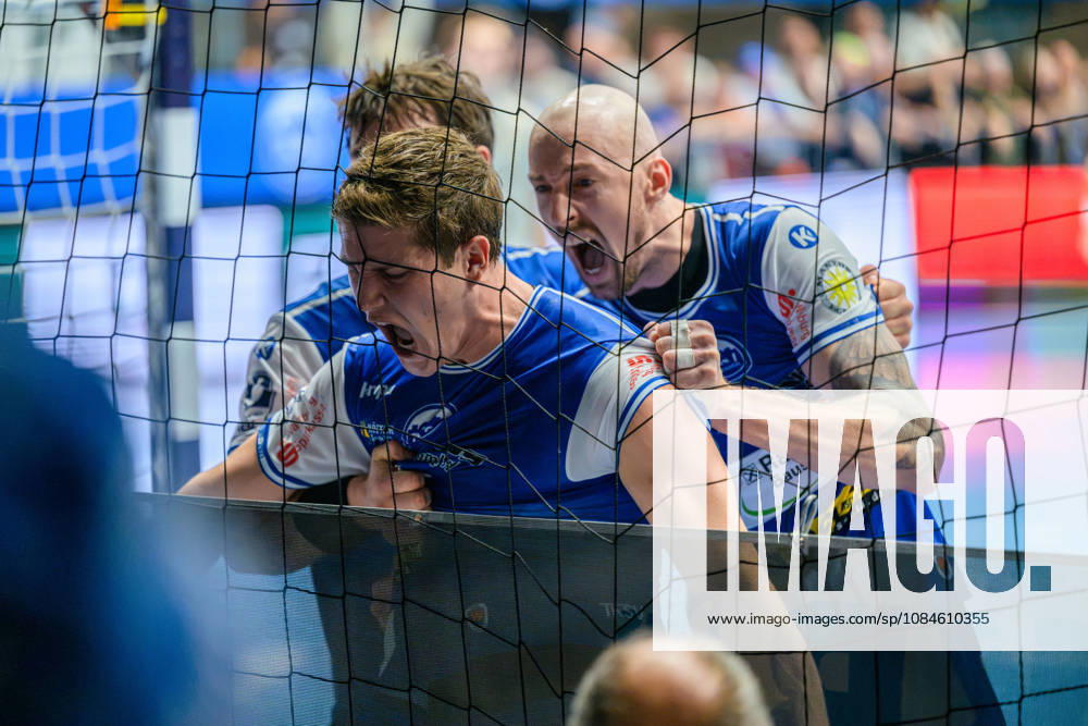 Vukasin Antonijevic (ThSV Eisenach, 41) earns a 7-meter throw; Dominik Solak (ThSV Eisenach, 30) and Tillman Leu (ThSV Eisenach, 99) celebrate. GER, ThSV Eisenach vs. VfL Gummersbach, 1 Opel Handball Bundesliga, Handball, Matchday 9, 2026–2027 season, 8:00 p.m., October 16, 2026, GER, ThSV Eisenach vs. VfL Gummersbach, 1st Opel Handball Bundesliga, Handball, Matchday 9, 2026–2027 season, 8:00 p.m., October 16, 2026, Eisenach