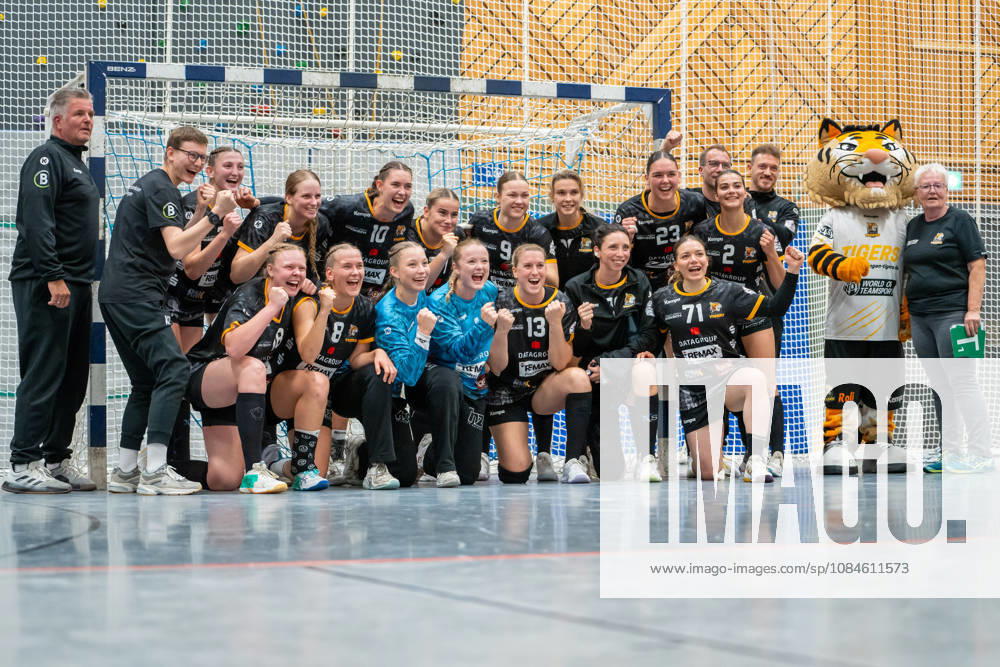 Handball I Women I 2026–2027 Season I 2nd Bundesliga I Matchday 6 I VfL Waiblingen vs. Bergischer HC I October 16, 2026 The VfL Waiblingen Tigers celebrate their victory; in the back row, from left: Cosima Würdinger 22, VfL Waiblingen Tigers, Laura Nagy 56, VfL Waiblingen Tigers, Isabel Kattner 10, VfL Waiblingen Tigers, Maren Beatrice Keil 77, VfL Waiblingen Tigers, Paula Hofer 9, VfL Waiblingen Tigers, Hannah Hönig 20, VfL Waiblingen Tigers, Celia Heinzer 23, VfL Waiblingen Tigers, Romy Allgaier 2, VfL Waiblingen Tigers, Tobias Gärttner (Coach), VfL Waiblingen Tigers, Michael Stettner (Coach), VfL Waiblingen Tigers (front row): Kimberly Eileen Gisa 18, VfL Waiblingen Tigers, Belen Gettwart 8, VfL Waiblingen Tigers, Laura Hoke 66, VfL Waiblingen Tigers, Sarah Norregaard Thomsen 1, VfL Waiblingen Tigers, Samira Brand 13, VfL Waiblingen Tigers, Lara Eckhardt 96, VfL Waiblingen Tigers, Alexandra Gabriela Vrabie 71, VfL Waiblingen Tigers, Bittenfeld Community Hall, Baden-Württemberg, Germany