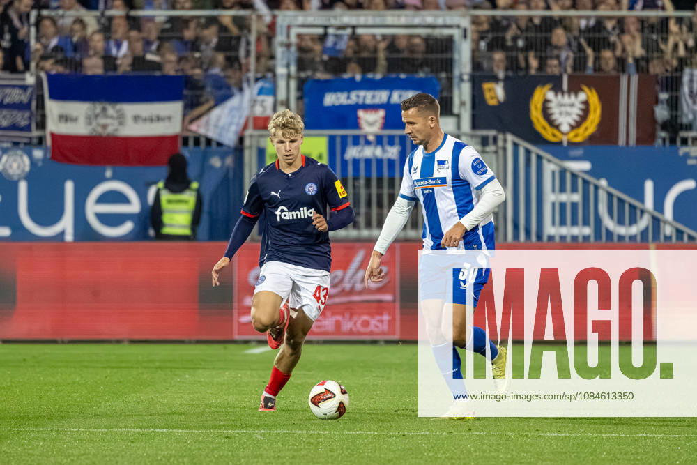 Soccer 2. Bundesliga Men s 2026–2027 Season, Matchday 8: Holstein Kiel vs. Hertha BSC (Kiel in dark blue), Berlin in white and blue stripes; Till Wiese (left), Paul Seguin; Holstein Kiel Stadium, Westring 501, Schleswig-Holstein, Germany