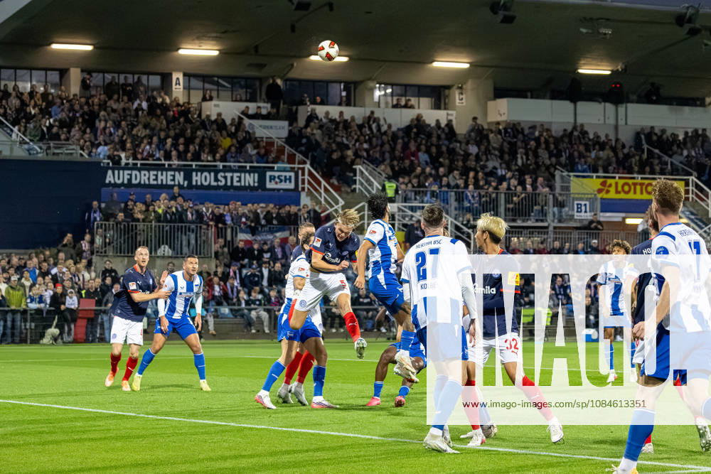 Soccer 2. Bundesliga Men s 2026–2027 Season, Matchday 8: Holstein Kiel vs. Hertha BSC. Kiel in dark blue, Berlin in white and blue stripes; a header duel following a corner kick between Noah Madsen and Kevin Sessa; center of the image: Holstein Kiel Stadium, Westring 501, Schleswig-Holstein, Germany