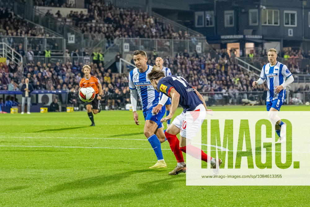 Soccer 2. Bundesliga Men s 2026–2027 Season, Matchday 8: Holstein Kiel vs. Hertha BSC (Kiel in dark blue), Berlin in white and blue stripes; Paul Seguin (left), Jonas Therkelsen; Kiel Holstein Stadium, Westring 501, Schleswig-Holstein, Germany