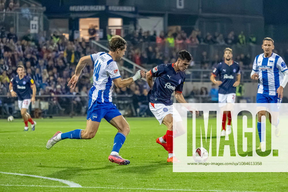 Soccer 2. Bundesliga Men s 2026–2027 Season, Matchday 8: Holstein Kiel vs. Hertha BSC (Kiel in dark blue), Berlin in white and blue stripes; Linus Gechter (left), Guillermo Balzi; Holstein Kiel Stadium, Westring 501, Schleswig-Holstein, Germany