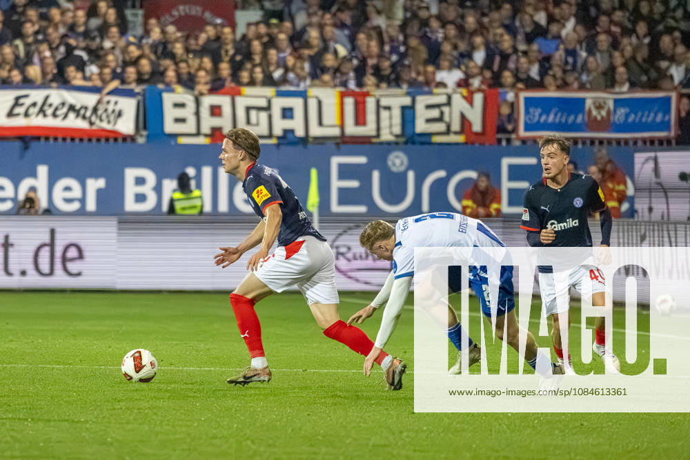 Soccer 2. Bundesliga Men s 2026–2027 Season, Matchday 8: Holstein Kiel vs. Hertha BSC (Kiel in dark blue), Berlin in white and blue stripes; from left to right: Jonas Therkelsen, Julian Eitschberger, Leon Parduzi; Holstein Kiel Stadium, Westring 501, Schleswig-Holstein, Germany