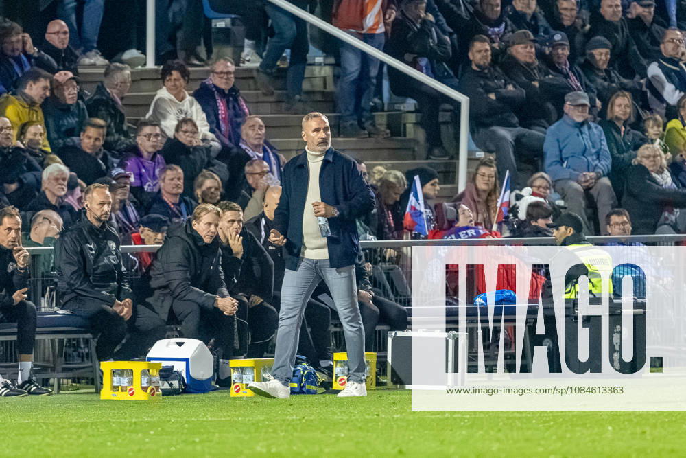 Soccer 2. Bundesliga Men s 2026–2027 Season, Matchday 8: Holstein Kiel vs. Hertha BSC (Kiel in dark blue, Berlin in white and blue stripes) Tim Walter Kiel Holstein Stadium, Westring 501, Schleswig-Holstein, Germany