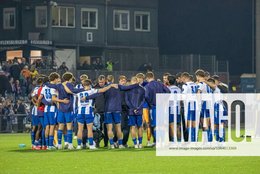Soccer 2. Bundesliga Men s 2026–2027 Season, Matchday 8: Holstein Kiel vs. Hertha BSC (Kiel in dark blue), Berlin in white and blue stripes; Hertha BSC after the final whistle at Holstein Kiel Stadium, Westring 501, Schleswig-Holstein, Germany