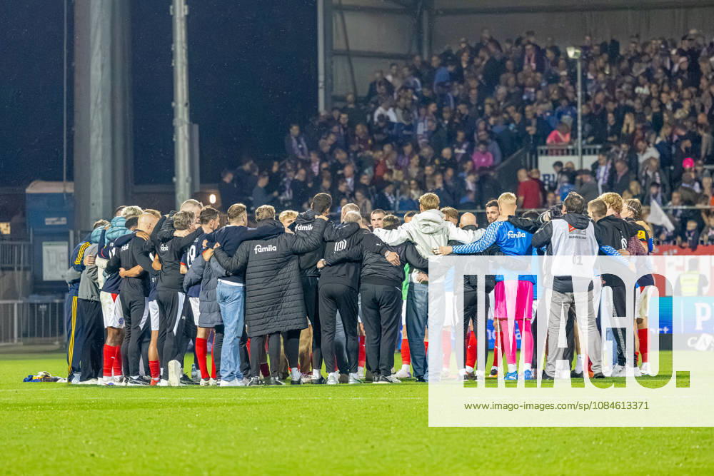 Soccer 2. Bundesliga Men s 2026–2027 Season, Matchday 8: Holstein Kiel vs. Hertha BSC (Kiel in dark blue), Berlin in white and blue stripes; Holstein Kiel after the final whistle at Kiel Holstein Stadium, Westring 501, Schleswig-Holstein, Germany