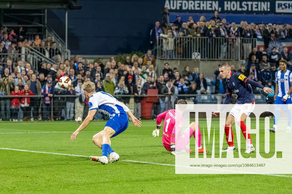 Soccer 2. Bundesliga Men s 2026–2027 Season, Matchday 8: Holstein Kiel vs. Hertha BSC (Kiel in dark blue), Berlin in white with blue stripes; from left to right: Luca Schuler, Timon Weiner, David Zec; Holstein Kiel Stadium, Westring 501, Schleswig-Holstein, Germany