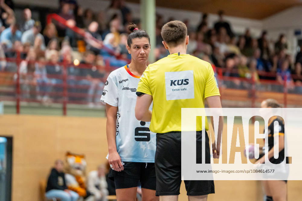 Handball I Women I 2026–2027 Season I 2nd Bundesliga I Matchday 6 I VfL Waiblingen vs. Bergischer HC I October 16, 2026 Vesna Tolic 14, Bergischer HC with referee Bittenfeld at the Gemeindehalle in Baden, Württemberg, Germany