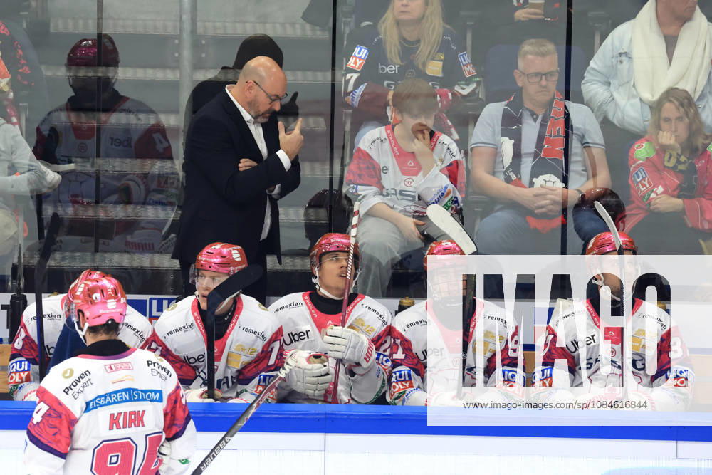 DEU, GER, Ice Hockey, Matchday 9, 2026–27 Season, Berlin, Eisbären Berlin vs. RB Munich Head Coach Eric Dubois, Eisbären Berlin, Eisbären Berlin bench, nordphoto GmbH, Engler Berlin, Uber Arena Berlin, Germany