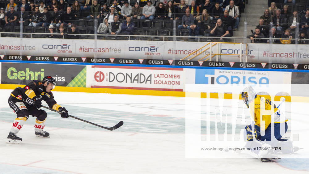 LUGANO, SWITZERLAND, OCTOBER 16: Alessio Bertaggia of Lugano (L) faces off against goalkeeper Sandro Aeschlimann of Davos (R) during the game between HC Lugano and HC Davos at the Corner Arena on October 16, 2026, in Lugano, Switzerland (Lugano, Ticino, Switzerland)
