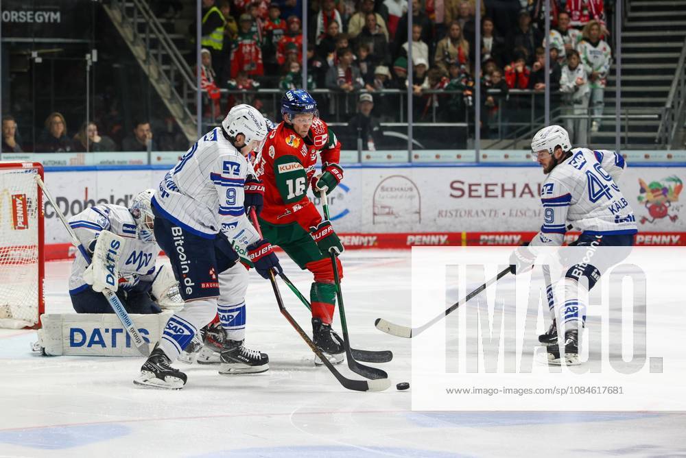 One-on-one, action, featuring Leon Gawanke 9 Adler Mannheim and Cameron Wright 16 Augsburger Panther, Lukas Kaelble 49, Adler Mannheim, Augsburger Panther vs. Adler Mannheim, Matchday 9, Ice Hockey, Penny DEL, October 16, 2026, Augsburg, Bavaria, Germany