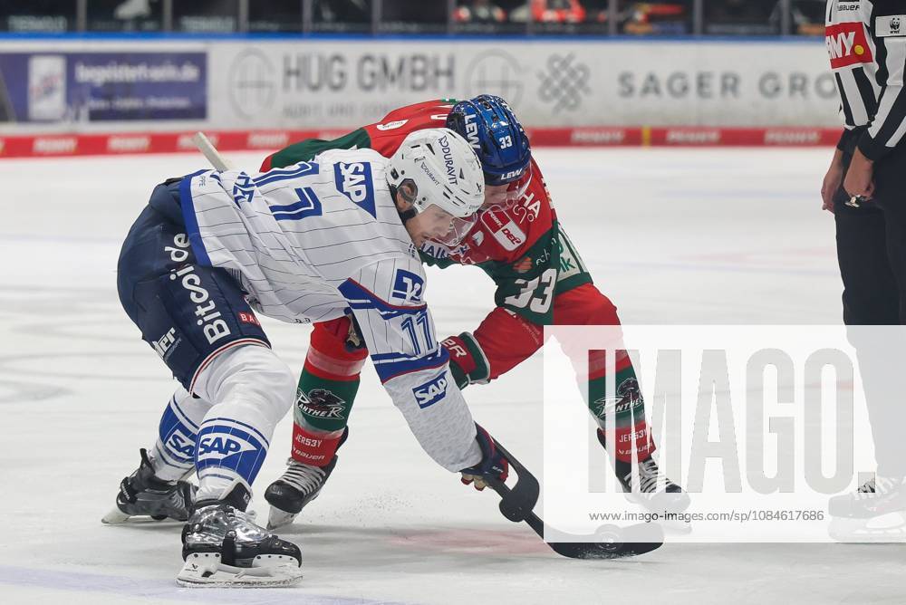 Bully, Kristian Reichel 11 Adler Mannheim, Tim Wohlgemuth 33 Augsburger Panther, Augsburger Panther vs. Adler Mannheim, Matchday 9, Ice Hockey, Penny DEL, October 16, 2026, Augsburg, Bavaria, Germany
