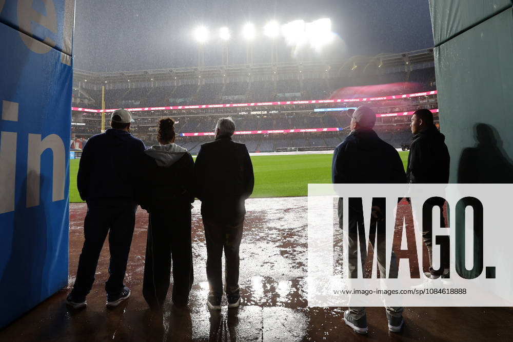 People watch as a heavy rain falls before the start of game four of the MLB, Baseball Herren, USA American League Championship Series between the Tampa Bay Rays and the Cleveland Guardians at Progressive Field in Cleveland, Ohio, on Friday, October 16, 2026. The 8pm ET start of the game has been delayed due to the weather. CLE20261016701 AARONxJOSEFCZYK