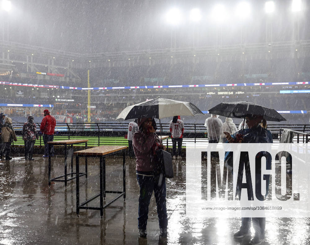 Baseball fans watch as a heavy rain falls before the start of game four of the MLB, Baseball Herren, USA American League Championship Series between the Tampa Bay Rays and the Cleveland Guardians at Progressive Field in Cleveland, Ohio, on Friday, October 16, 2026. The 8pm ET start of the game has been delayed due to the weather. CLE20261016702 AARONxJOSEFCZYK