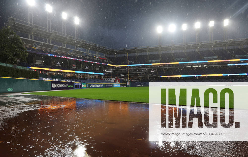 Water pools on the outfield as a heavy rain falls before the start of game four of the MLB, Baseball Herren, USA American League Championship Series between the Tampa Bay Rays and the Cleveland Guardians at Progressive Field in Cleveland, Ohio, on Friday, October 16, 2026. The 8pm ET start of the game has been delayed due to the weather. CLE20261016706 AARONxJOSEFCZYK