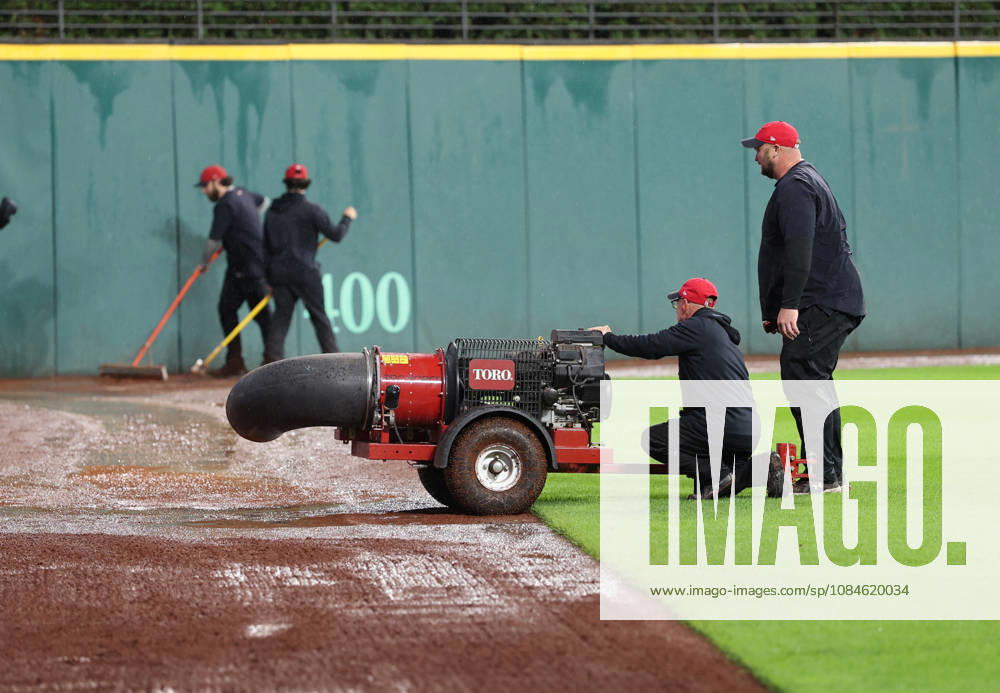 The groundskeeping crew uses a large fan to help dry off the warning track in the outfield after heavy rains fell before the start of game four of the MLB, Baseball Herren, USA American League Championship Series between the Tampa Bay Rays and the Cleveland Guardians at Progressive Field in Cleveland, Ohio, on Friday, October 16, 2026. The 8pm ET start of the game has been delayed due to the weather. CLE20261016708 AARONxJOSEFCZYK