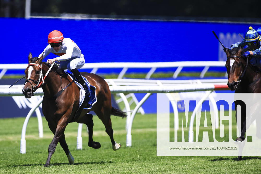17th October 2026; Royal Randwick Racecourse, Sydney, Australia; Royal Randwick TAB Everest Day Horse Racing; Big Dance Wild Card, Its A Knockout, trained by Jason Deamer, Jockey, Zac Lloyd looks across to the field as he leads the field to the winning post KevinxManning