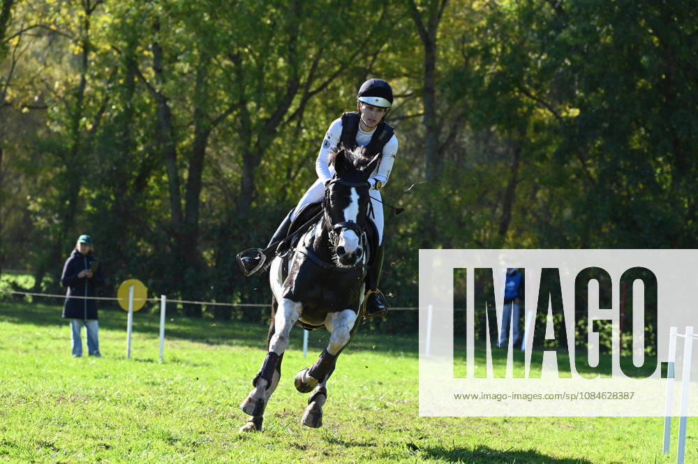 MONDIAL DU LION 2026 - CROSS COUNTRY LE LION-D ANGERS, FRANCE - OCTOBER 17, 2026 : Jasmine Fordham riding Capture 2 during the cross-country competition at the Mondial du Lion 2026, FEI WBFSH Eventing World Breeding Championship for Young Horses. Le Lion-d AngersFrance