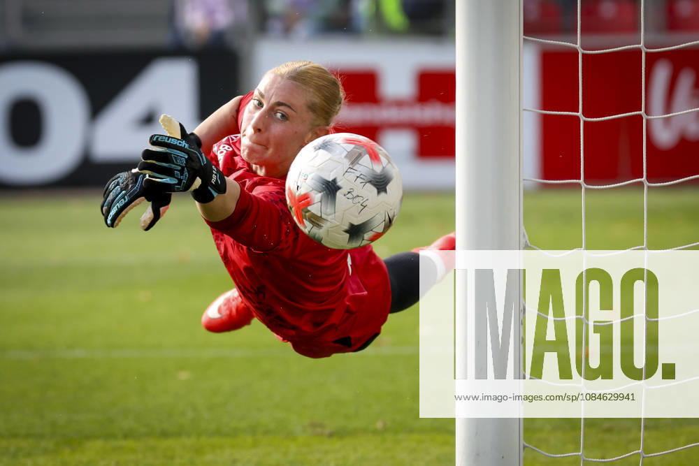 Rafaela Borggräfe (Bayer 04 Leverkusen, 12) during the warm-up before the Women s Bundesliga match on gameday 7 between Bayer 04 Leverkusen vs. Eintracht Frankfurt at Ulrich-Haberland-Stadion on October 17, 2026 in Leverkusen, Germany. DFL REGULATIONS PROHIBIT ANY USE OF PHOTOGRAPHS AS IMAGE SEQUENCES AND OR QUASI-VIDEO. Northrhine-Westphalia Germany