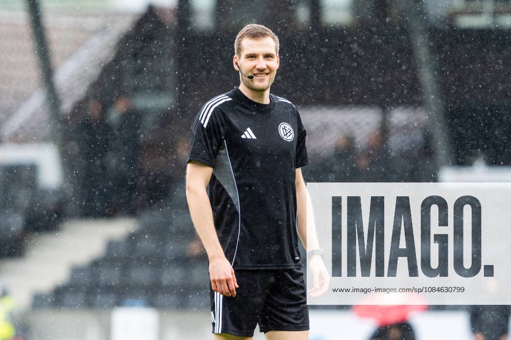 3rd Division: SG Sonnenhof Großaspach vs. SC Preußen Münster, October 17, 2026, Aspach, GERMANY October 17, 2026 Simon Schreiner, the referee, during the warm-up before the match between SG Sonnenhof Großaspach and SC Preußen Münster on Matchday 10 of the 3. Liga at the WIRmachenDRUCK Arena