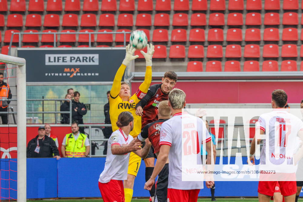 Goalkeeper Jakob Golz of Rot Weiss Essen, No. 1, has everything under control so far in the match between FC Ingolstadt 04 and Rot Weiss Essen on October 17, 2026, DFB regulations prohibit any use of photographs as image sequences and or quasi-video. GER, Soccer, 3. Liga, Matchday 10, FC Ingolstadt 04 vs. Rot-Weiss Essen, October 17, 2026, Audi Sportpark Ingolstadt