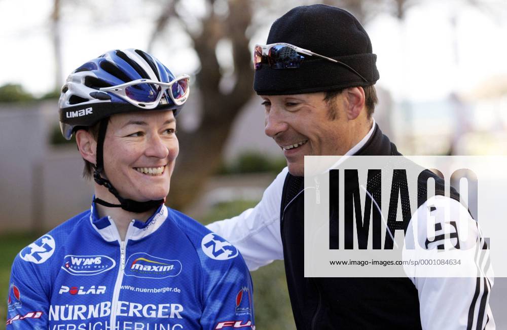 Petra Rossner (Nürnberger) hat viel Spaß mit Erik Zabel (T Mobile beide Deutschland) Radsport Damen Straßenradsport 2004, Straße, Rad, Trainingslager, Training, Gruppe Mallorca Freude, Begeisterung,