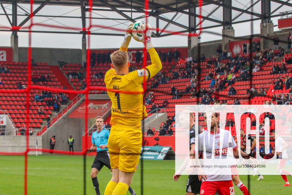 Goalkeeper Jakob Golz of Rot Weiss Essen, No. 1, didn t really have much to do in the first half of the match between FC Ingolstadt 04 and Rot Weiss Essen on October 17, 2026, DFB regulations prohibit any use of photographs as image sequences and or quasi-video. GER, Soccer, 3. Liga, Matchday 10, FC Ingolstadt 04 vs. Rot-Weiss Essen, October 17, 2026, Audi Sportpark Ingolstadt