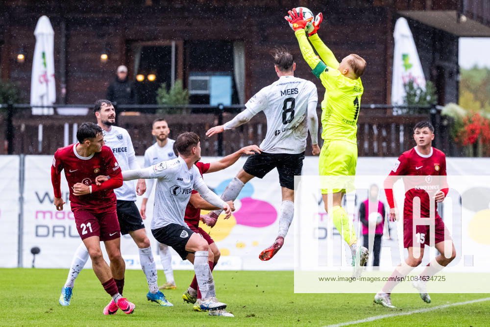 3rd Division: SG Sonnenhof Großaspach vs. SC Preußen Münster, October 17, 2026, Aspach, GERMANY. October 17, 2026. Maximilian Reule, SG Sonnenhof Großaspach, 1 with the ball in the penalty area during the match between SG Sonnenhof Großaspach and SC Preußen Münster on Matchday 10 of the 3rd League at the WIRmachenDRUCK Arena
