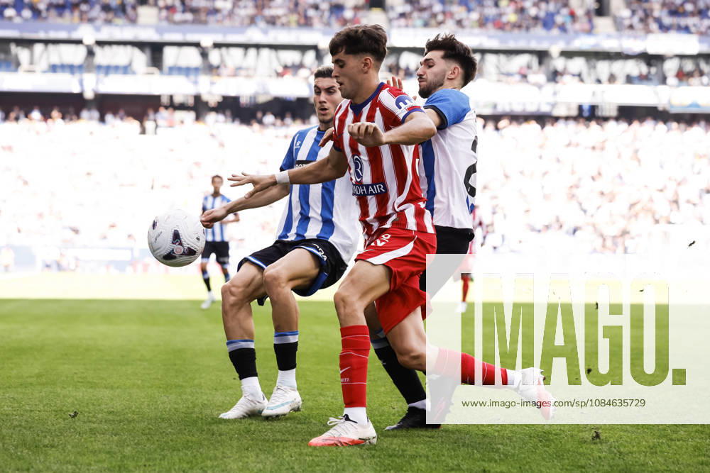 Dani Martinez of Atletico de Madrid and Javi Hernandez of RCD Espanyol compete for the ball during the Spanish league, LaLiga EA Sports, football match played between RCD Espanyol and Atletico de Madrid at RCDE Stadium on October 17, 2026 in Cornella, Spain. RCD Espanyol V Atletico De Madrid - LaLiga EA Sports - ZUMAa181 20261017_zaa_a181_133