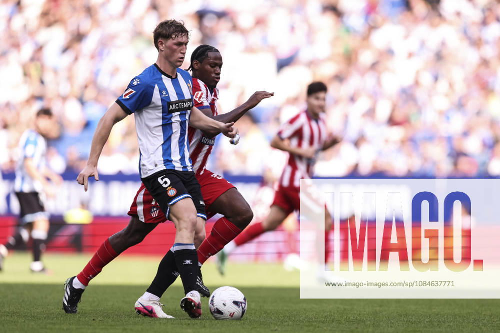 Clemens Riedel of RCD Espanyol and Jonathan David of Atletico de Madrid in action during the Spanish league, LaLiga EA Sports, football match played between RCD Espanyol and Atletico de Madrid at RCDE Stadium on October 17, 2026 in Cornella, Spain. Cornella SPAIN - ZUMAa181 20261017_zaa_a181_142