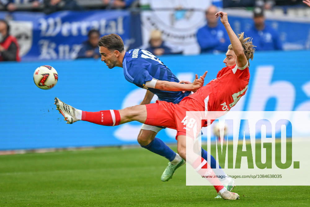 From left: Kenan Karaman (Schalke 19) and Kacper Potulski (Mainz 48) in a one-on-one battle 17 10 2026 ¢ Soccer ¢ FC Schalke 04 vs. 1 FSV Mainz 05, Veltins Arena, Gelsenkirchen, DFB and DFL regulations prohibit any use of photographs as image sequences and or quasi-video. NRW, Germany