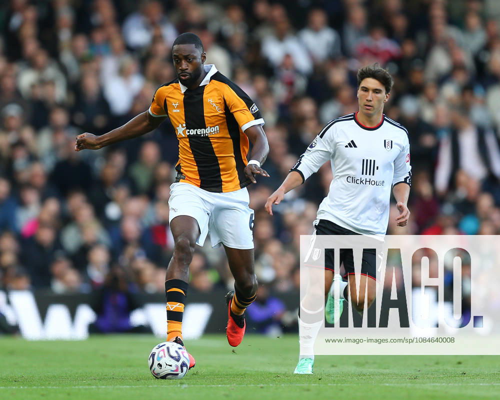 Semi Ajayi of Hull City chased by Gonzalo García of Fulham during the Premier League match between Fulham and Hull City at Craven Cottage on October 17, 2026 in London, England.