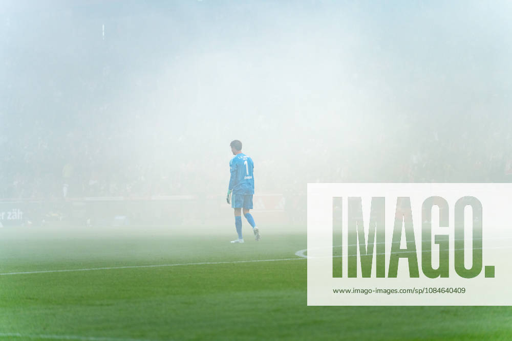Germany 1 Bundesliga 2026–2027: Union Berlin vs. Borussia Dortmund, Matchday 6, October 17, 2026, Stadion an der Alten Försterei, Berlin; Pause due to fog caused by pyrotechnics; Frederik Ronnow (Union Berlin), 1