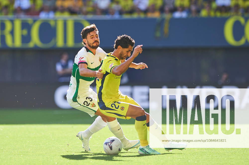 Ayoze Pérez of Villarreal CF and Víctor Chust of Elche CF during the LaLiga EA Sports match between Villarreal CF and Elche CF at Estadio de la Cerámica on October 17, 2026, in Villarreal, Spain