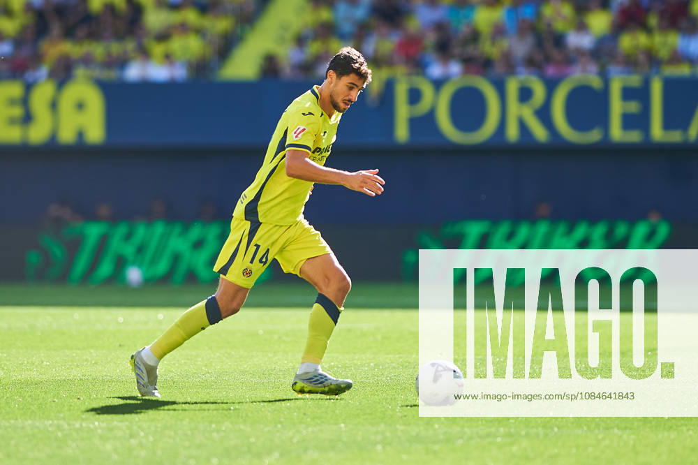 Santi Comesana of Villarreal CF during the LaLiga EA Sports match between Villarreal CF and Elche CF at Estadio de la Cerámica on October 17, 2026, in Villarreal, Spain