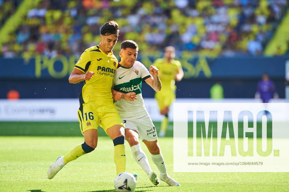 Carlos Macia of Villarreal CF and Lucas Cepeda of Elche CF during the LaLiga EA Sports match between Villarreal CF and Elche CF at Estadio de la Cerámica on October 17, 2026, in Villarreal, Spain