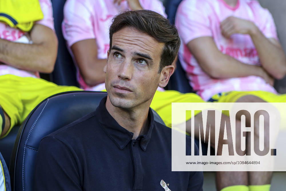 Inigo Perez, head coach of Villarreal CF, looks on during the Spanish league, LaLiga EA Sports, football match played between Villarreal CF and Elche CF at La Ceramica stadium on October 17, 2026, in Villarreal, Spain. Villarreal SPAIN - ZUMAa181 20261017_zaa_a181_190