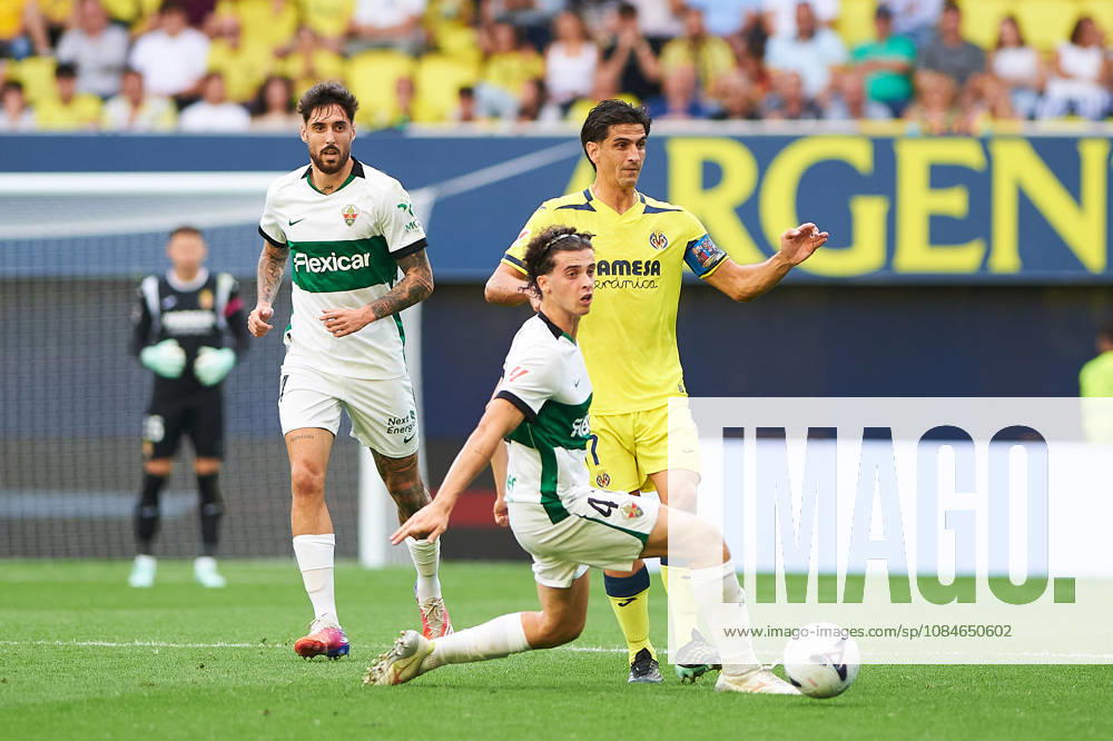 Gerard Moreno of Villarreal CF and Javier Morcillo of Elche CF during the LaLiga EA Sports match between Villarreal CF and Elche CF at Estadio de la Cerámica on October 17, 2026, in Villarreal, Spain