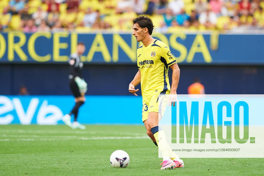 Sergi Cardona of Villarreal CF during the LaLiga EA Sports match between Villarreal CF and Elche CF at Estadio de la Cerámica on October 17, 2026, in Villarreal, Spain