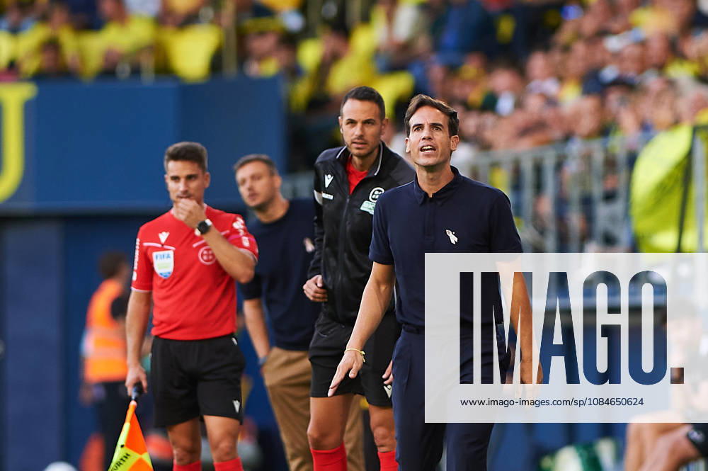 Villarreal CF head coach Inigo Perez during the LaLiga EA Sports match between Villarreal CF and Elche CF at Estadio de la Cerámica on October 17, 2026, in Villarreal, Spain